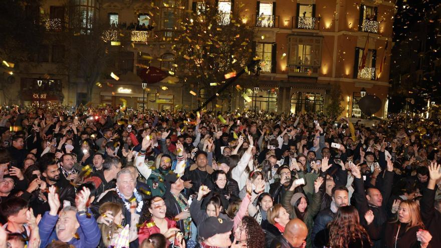 Fotos de Nochevieja en Palma: Cort se llena de música y diversión