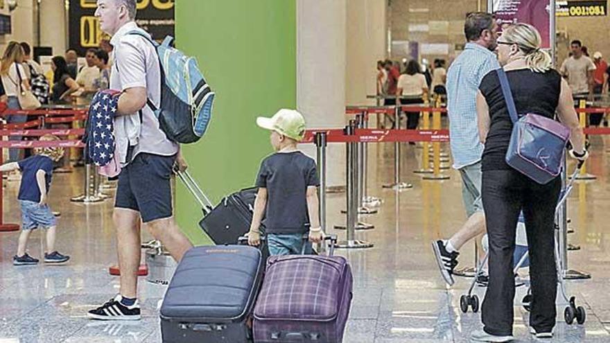 Pasajeros en la zona de salidas del aeropuerto de Son Sant Joan.