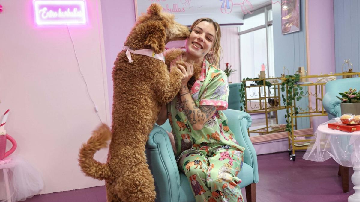 Andrea con su perra Greta.