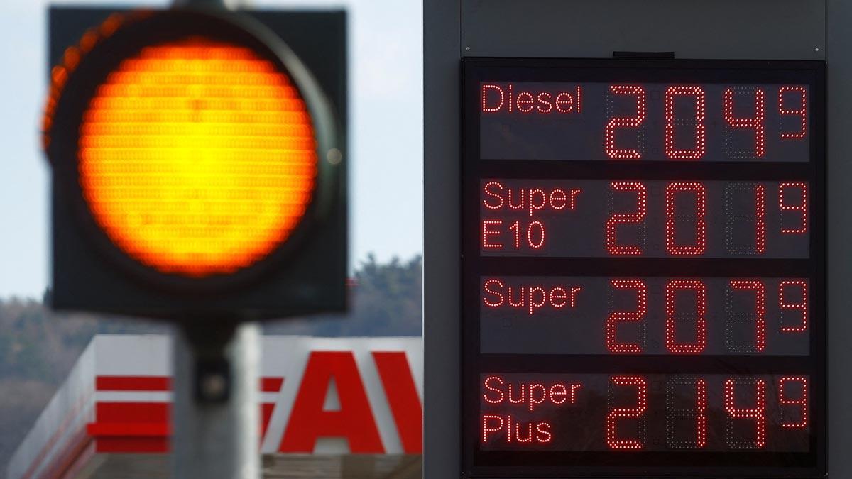 Un panel muestra los precios de la gasolina en una estación de servicio de Ebersburg, en Alemania
