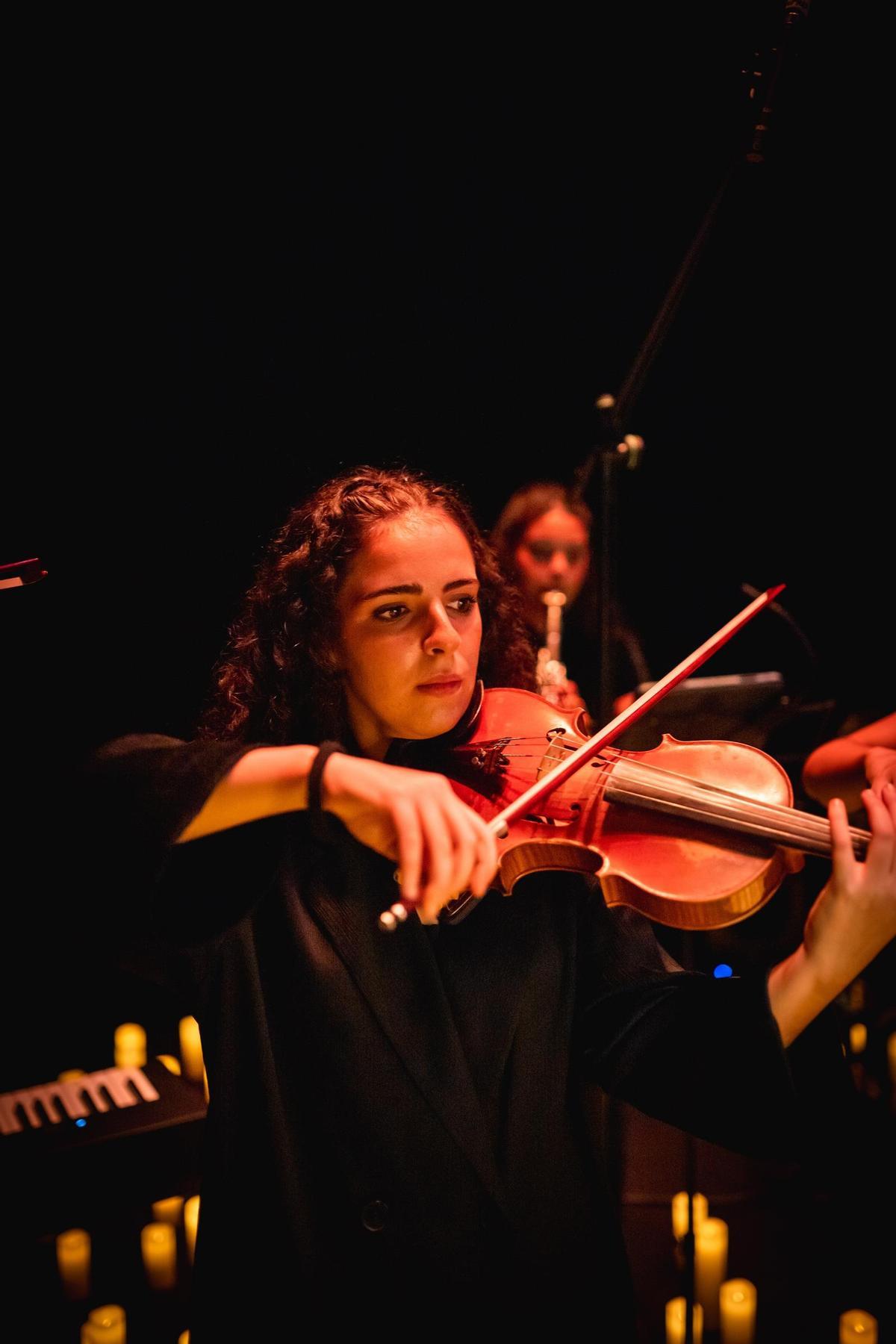 Una violinista de la orquesta Sonora