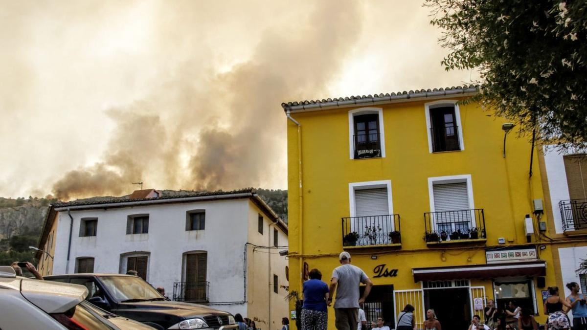 El humo de los incendios se podía observar desde la Vall d’Ebo, el municipio que se convirtió en el primer foco del fuego en la noche del sábado.  | ALFONS PADILLA