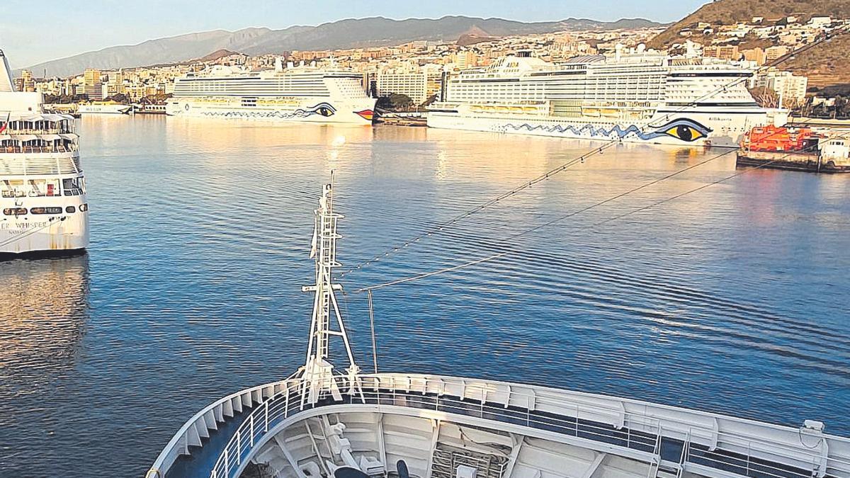 El Puerto de Santa Cruz, base para los cruceros de lujo que visitan Canarias