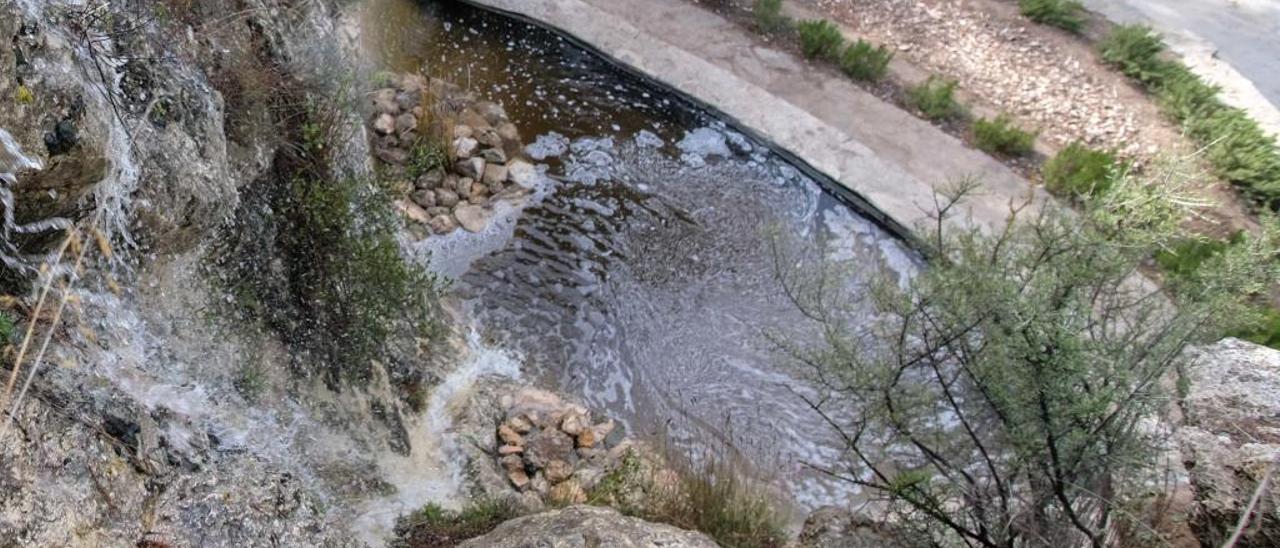 El agua vuelve a fluir por el estanque recuperado en la pinada del castillo de Sax