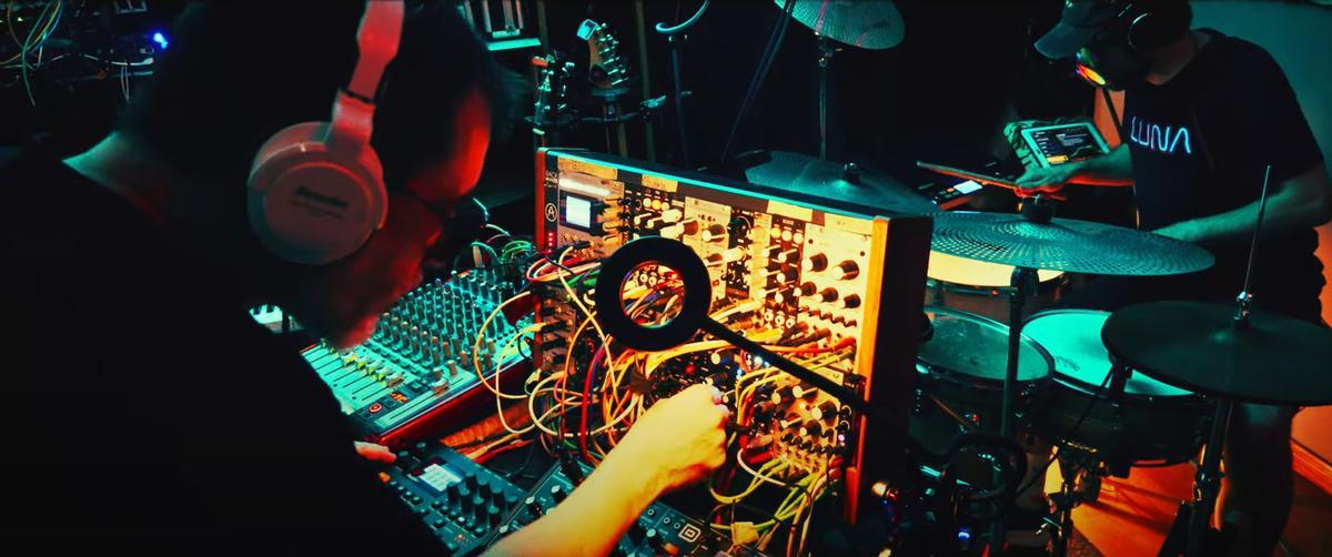 Romboid Brut durante la grabación del tema Devini