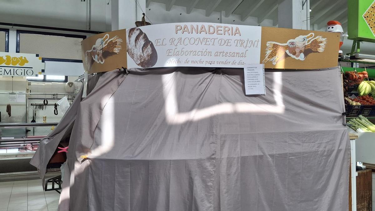 Ha bajado la persiana una de las tres panaderías artesanales del Mercat de Dénia.