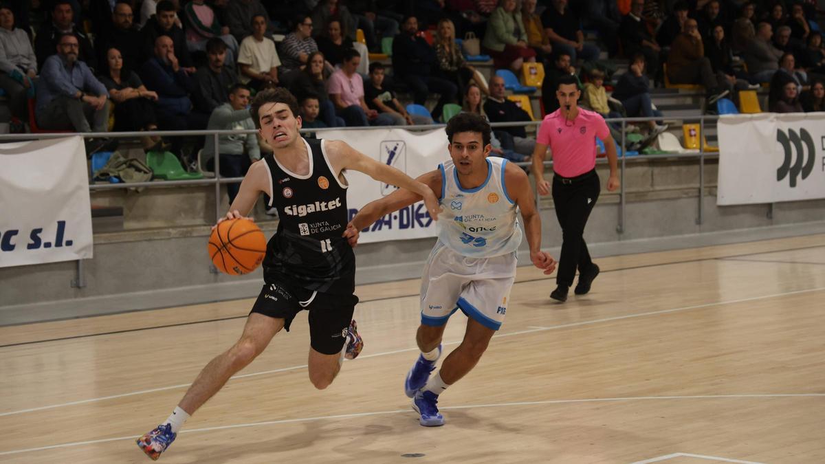 Pablo Fernández durante una acción del encuentro de ayer.