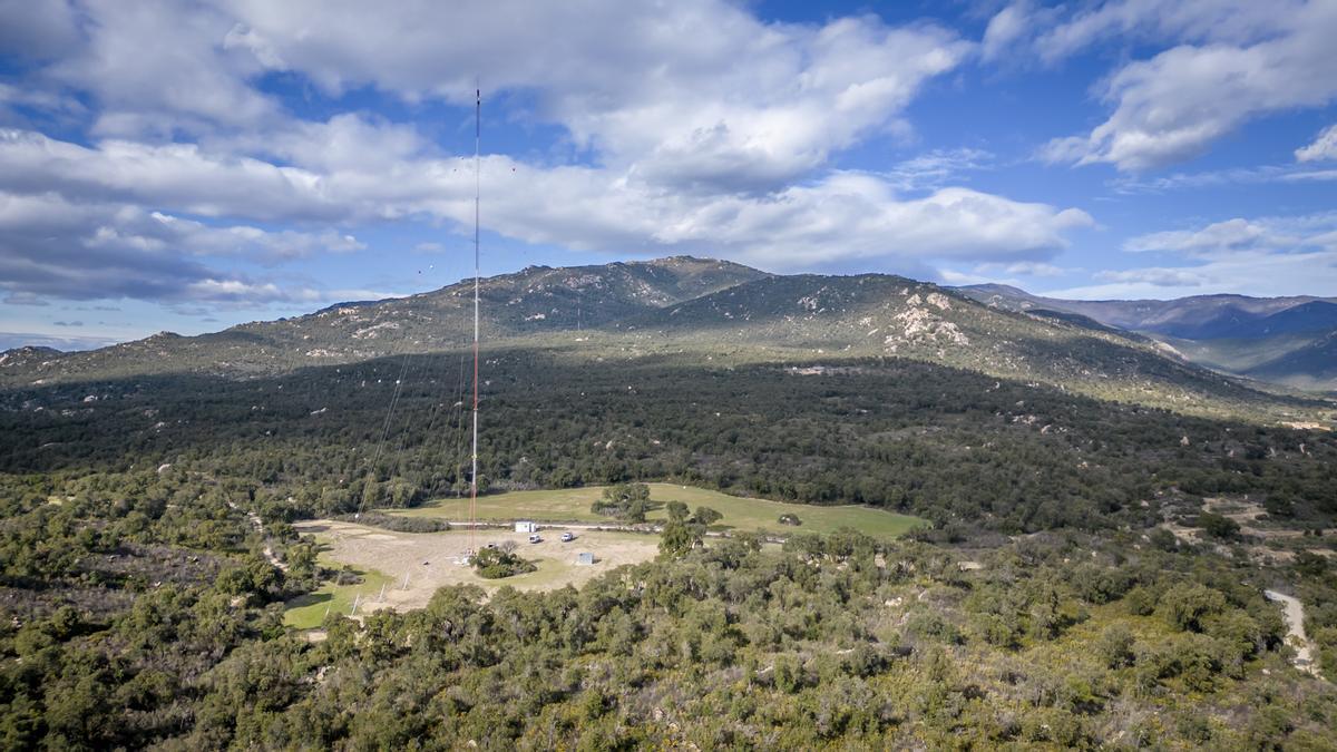 Les antenes per mesurar el vent aixecades a l’Albera, en plena natura.