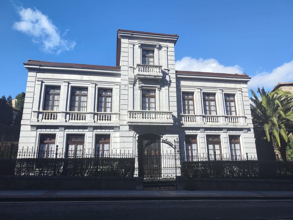 Fachada principal del palacete, en la zona de Eulogio Díaz Miranda.