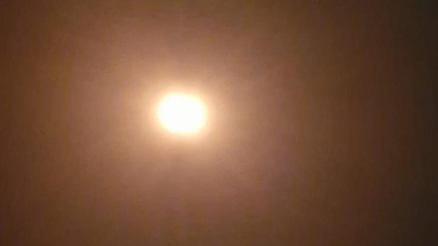 Imagen del sol sobre Pontevedra mientras la luna inicia su ocultación parcial.