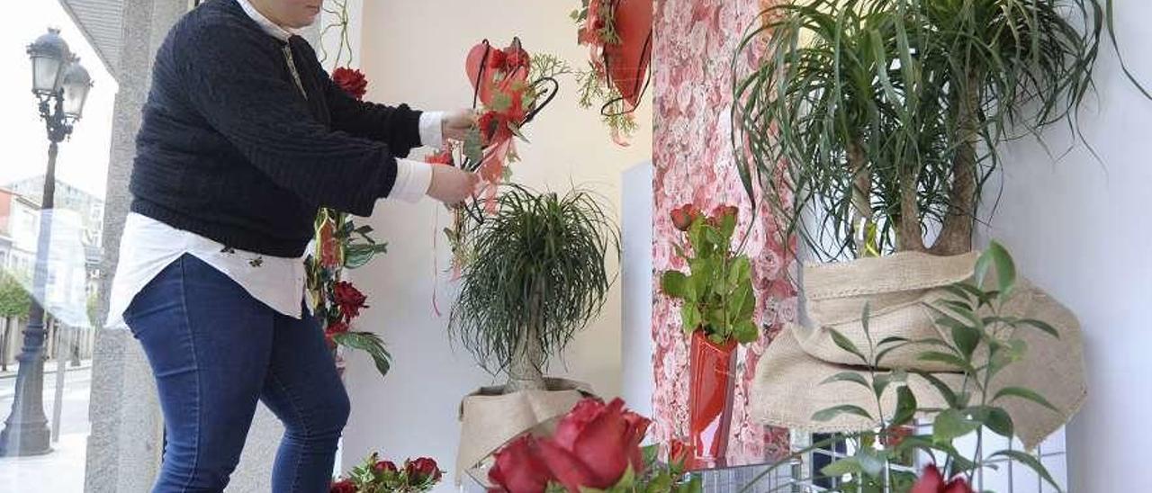 Una empleada de Floristería Charo arregla los adornos del escaparate. // Bernabé/Javier Lalín