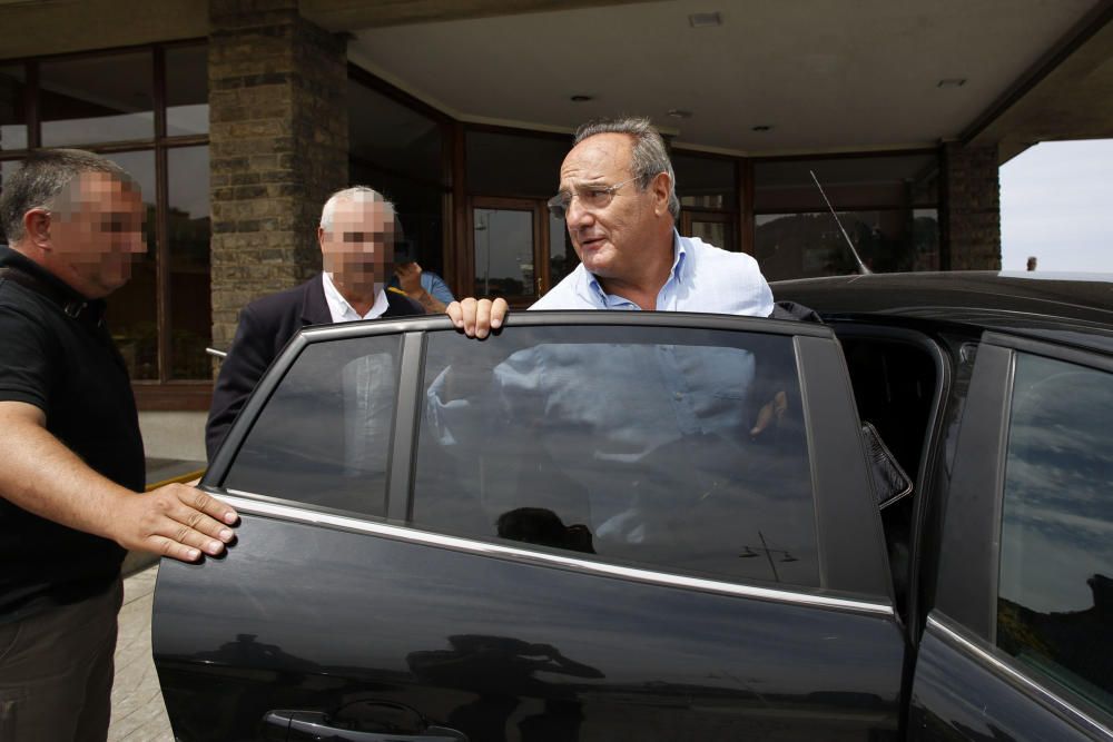 Agustín de Luis, exjefe de la Policía Local de Oviedo, se entrega a la Guardia Civil para ser trasladado a prisión