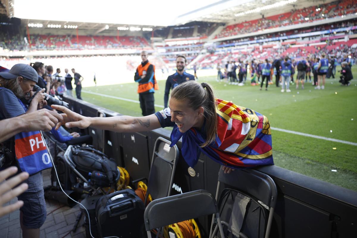 EINDHOVEN (PAÍSES BAJOS), 03/06/2023.- La centrocampista del FC Barcelona Patri Guijarro saluda a la afición tras vencer en la final de la Liga de Campeones Femenina ante el Wolfsburgo, este sábado en el Philips Stadion de Eindhoven. EFE/ Alberto Estévez