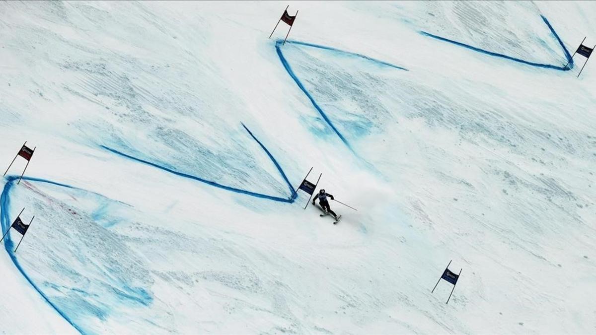 Alexis Pinturault, durante la segunda manga del gigante de Solden que ha inaugurado la Copa del Mundo de esquí alpino 2016-17.