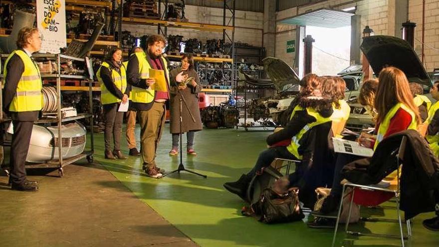 Un momento de la presentación, en un taller de coches. // FdV