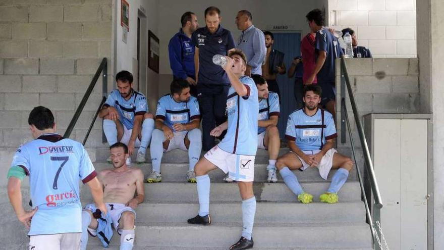 Los jugadores del Estudiantil cayeron por la mínima, ayer, en el campo del Xallas. // Bernabé/Javier Lalín