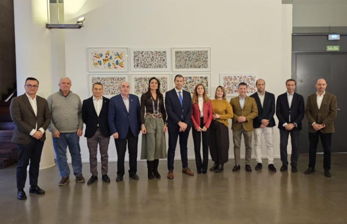 Sergio Serra y Celsa Rufas, junto a participantes en la Convention Bureau para MICE Rural.