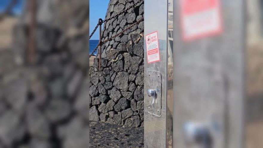 Precintan duchas en playas de Lanzarote: “Si no hay agua para el pueblo, tampoco para los turistas”