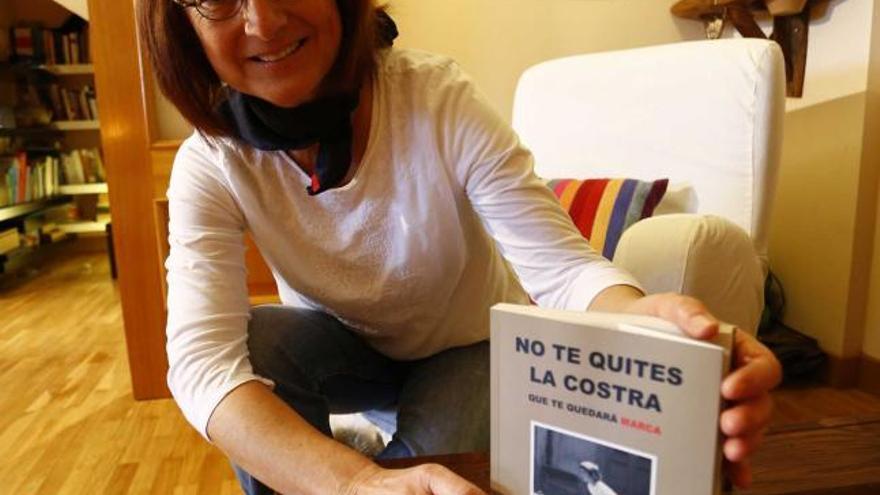 Dominique Vernay, el viernes, con su libro, en su casa de Salinas.