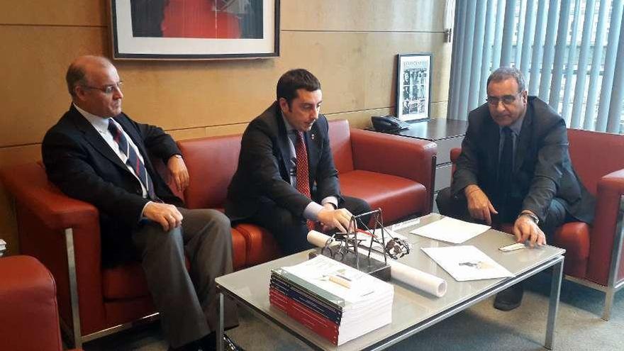 José María Pertierra, Gerardo Sanz y Fernando Lastra, en el encuentro que mantuvieron ayer.