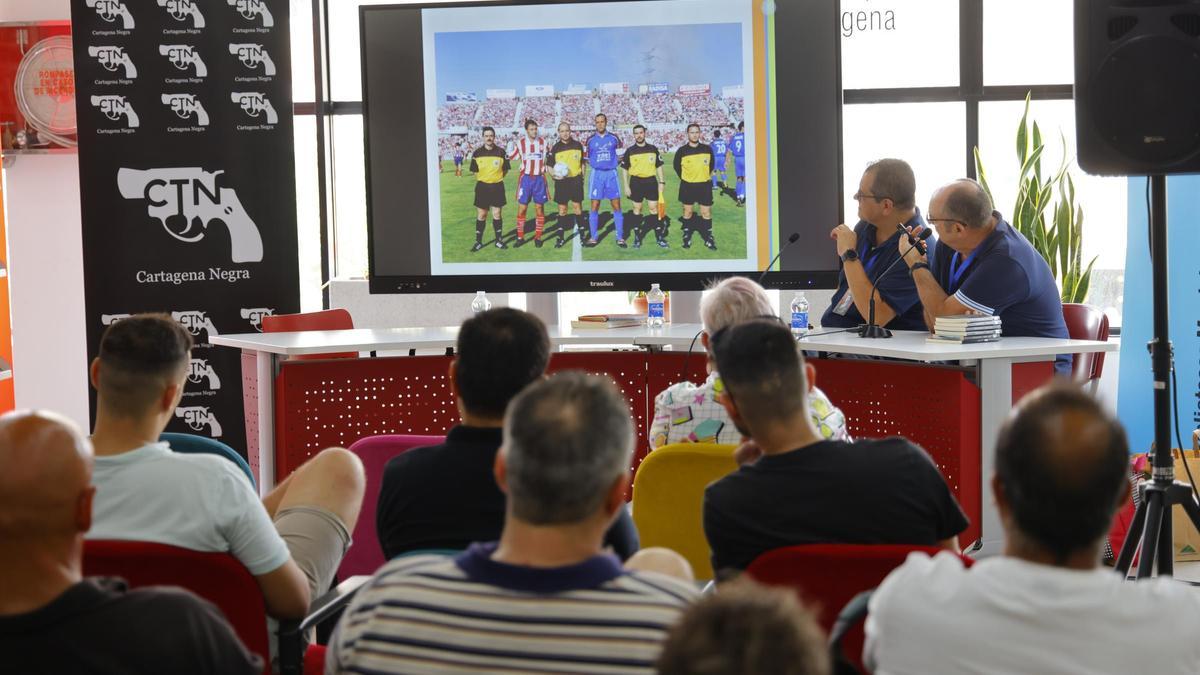 Un momento del club de lectura que inauguró la pasada edición de Cartagena Negra.