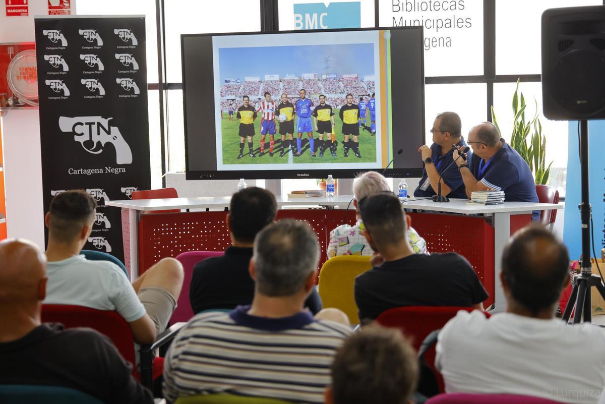 Antonio Parra Sanz, ayer, durante el club de lectura que abrió la décima edición de Cartagena Negra.