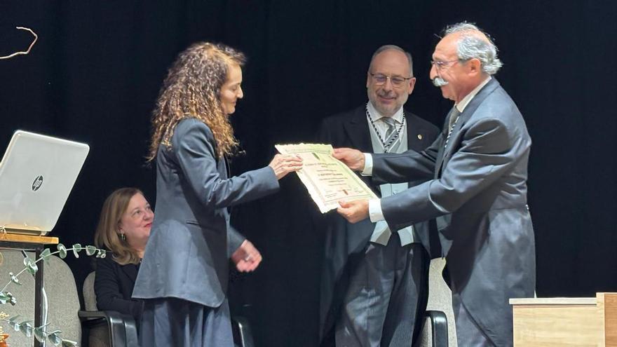 Montserrat Elías recibe el diploma que la acredita como Académica de Número de manos del presidente de la Academia de Ciencias de la Región de Murcia (ACCRM), Ángel Ferrández.