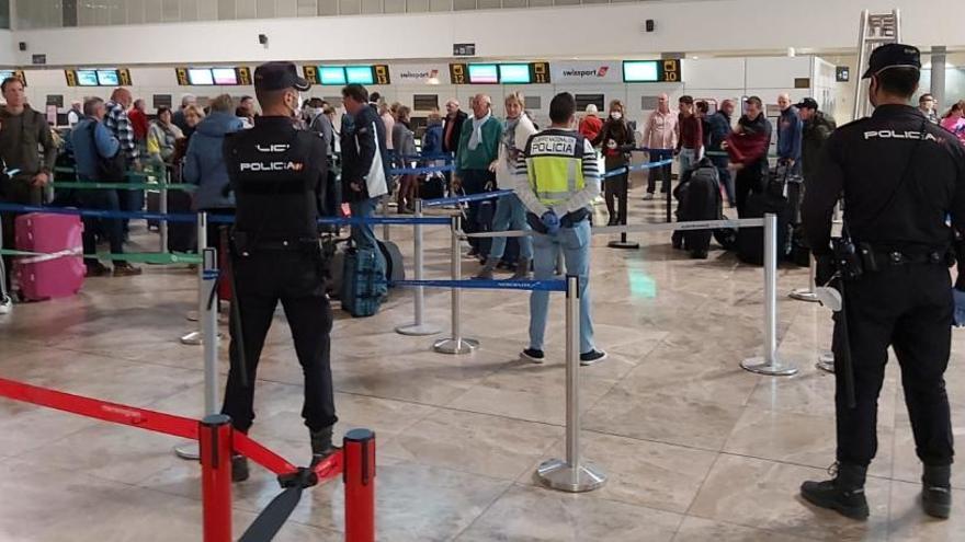 La Policía Nacional controla el Aeropuerto de Alicante-Elche para evitar aglomeraciones