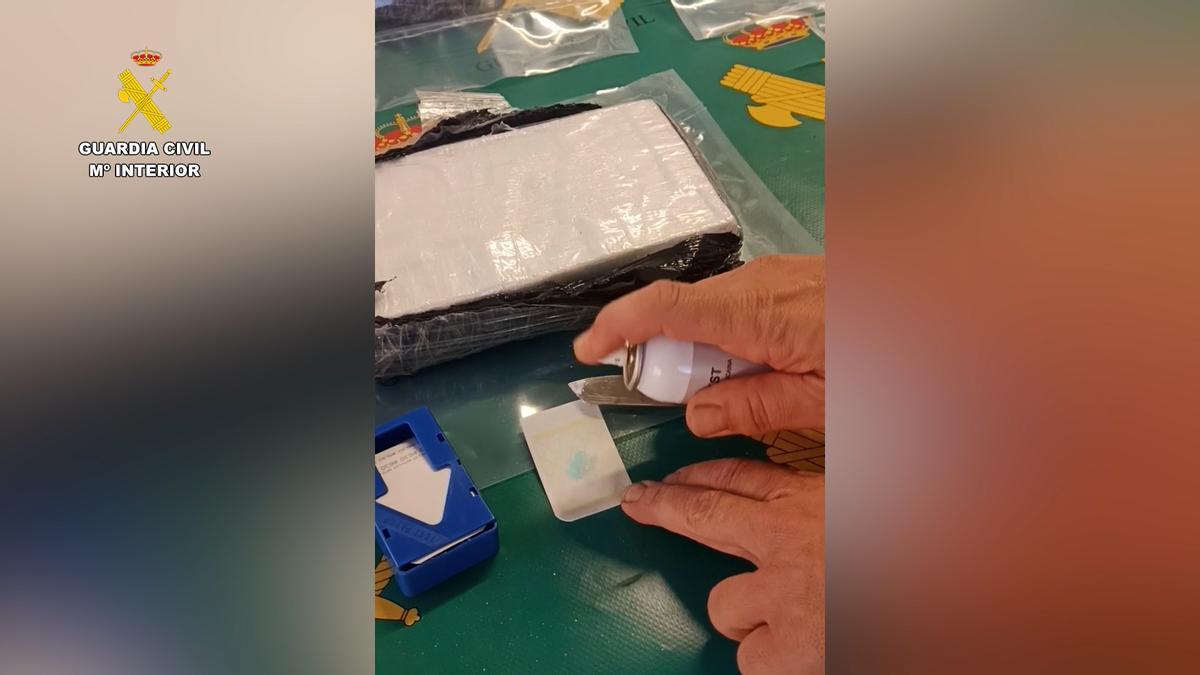 Una de las bolsas de cocaína