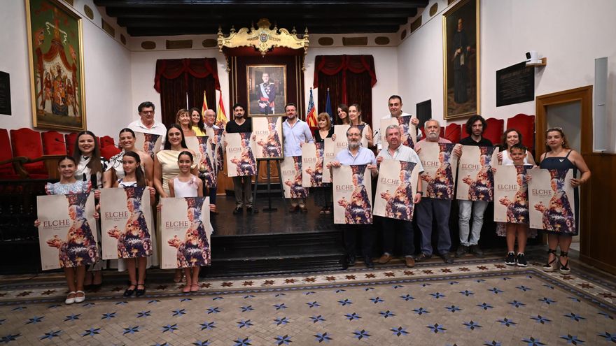 El cartel que &quot;abraza&quot; las Fiestas de Elche desde el manto de la patrona