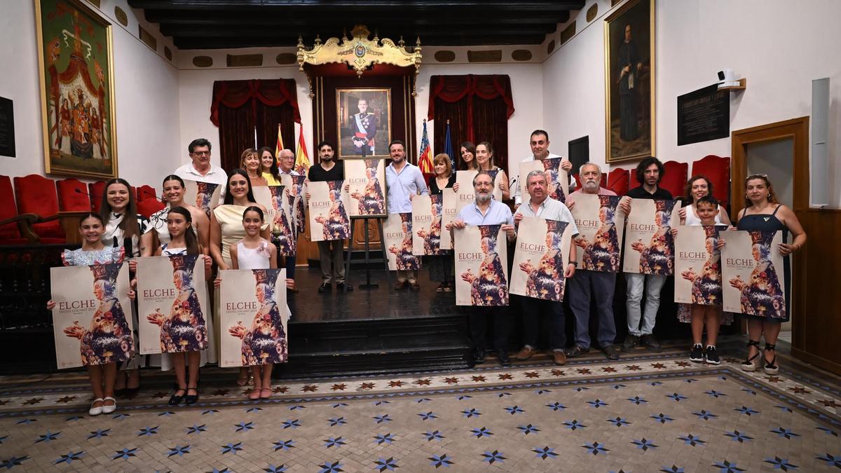 La familia festera durante la presentación del cartel anunciador de este 2025