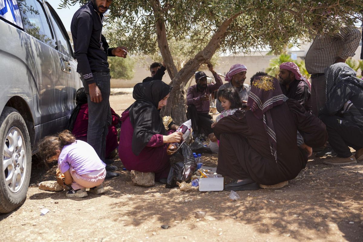 Un grupo de beduinos desplazados de la ciudad de Shahba, en la provincia siria de Al Sueida, en un albergue improvisado en Deraa tras los enfrentamientos entre facciones drusas, clanes beduinos y fuerzas gubernamentales