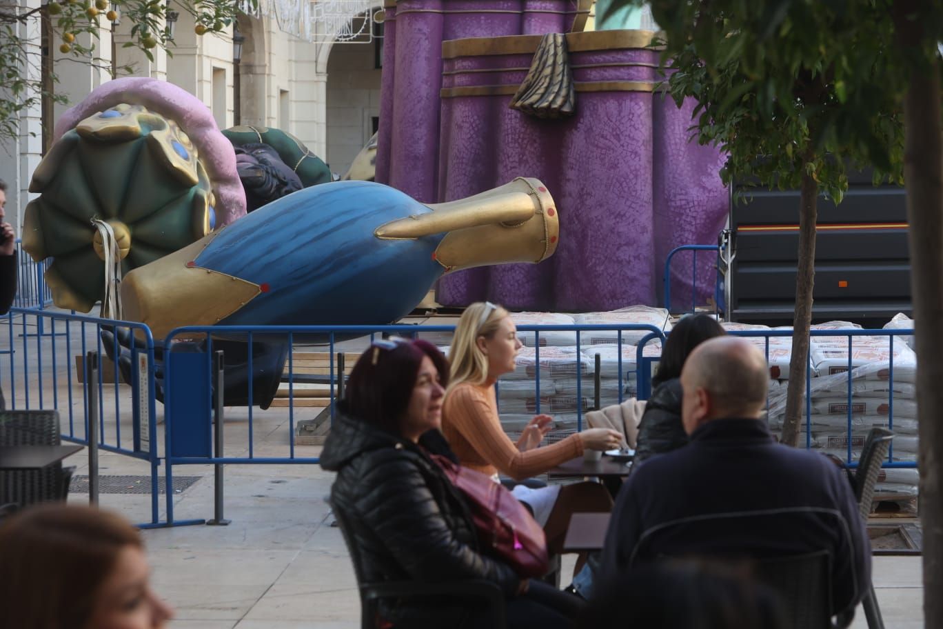 El Belén Gigante de Alicante ya se está montando en la Plaza del Ayuntamiento