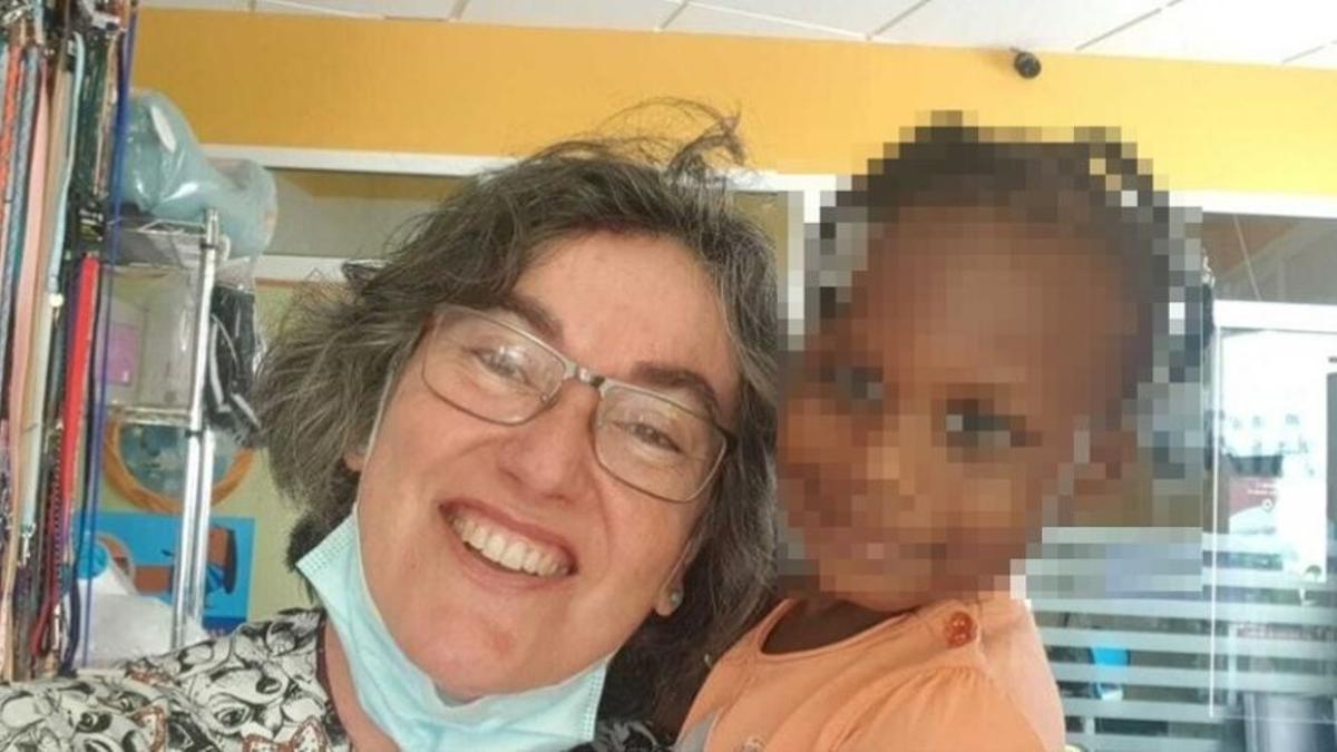 Fátima Peláez, con la pequeña Fatou, días después de los hechos.