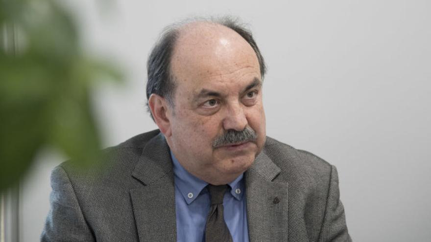 Josep-Eladi Baños exerceix de rector des d&#039;aquest gener. A la foto, al seu despatx de la Fundació Universitària del Bages