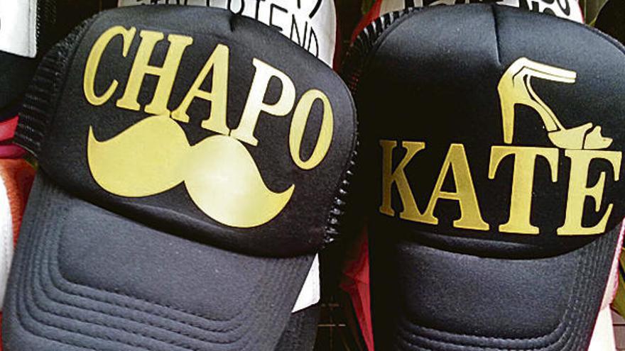 Gorras con los nombres de Kate del Castillo y &quot;El Chapo&quot; a la venta.