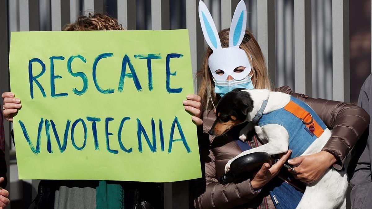 Protesta ante la sede de Vivotecnia en Barcelona.