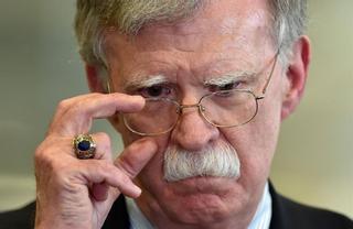 Bolton, ¿héroe, halcón o criminal?