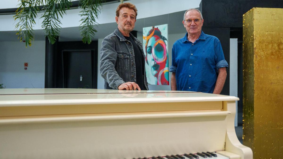 Los artistas de El Último de la Fila, Manolo García (i) y Quimi Portet (d) durante una entrevista.