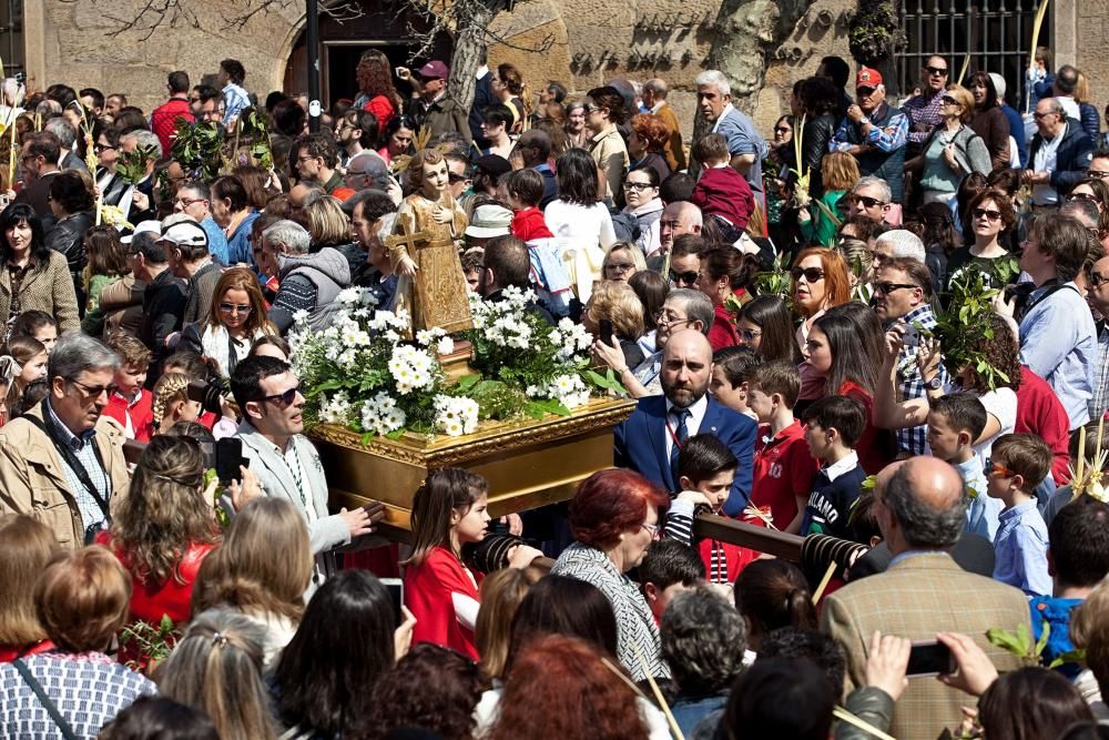 Procesión y bendición de los ramos en Gijón.