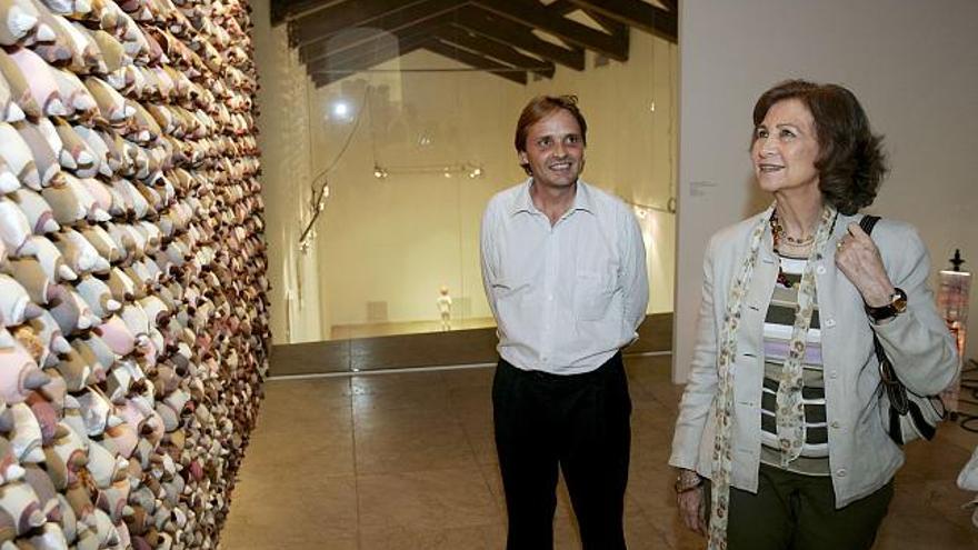 La Reina Sofía observa una obra de arte acompañada por el director del Centro, Fernando Rueda, durante su visita al Centro Cultural de España en Santo Domingo, con motivo de su viaje de cooperación a República Dominicana y Haití, para respaldar la ayuda española a las zonas más deprimidas de estos países.