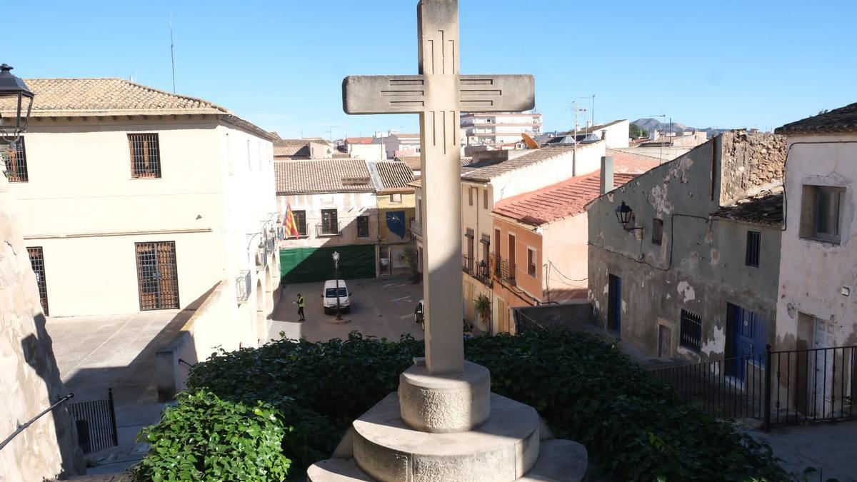 La cruz de los caídos de Monforte del Cid se encuentra entre el Ayuntamiento y la iglesia.
