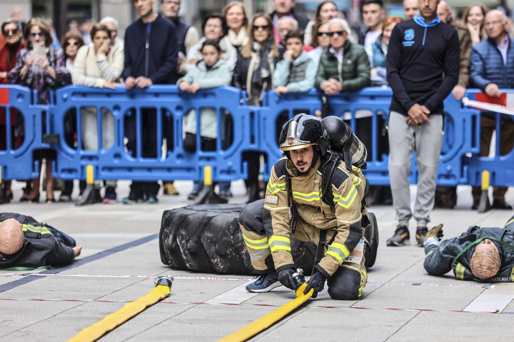 El espíritu de Eloy Palacio toma el centro de Oviedo ocho años después del incendio Uría