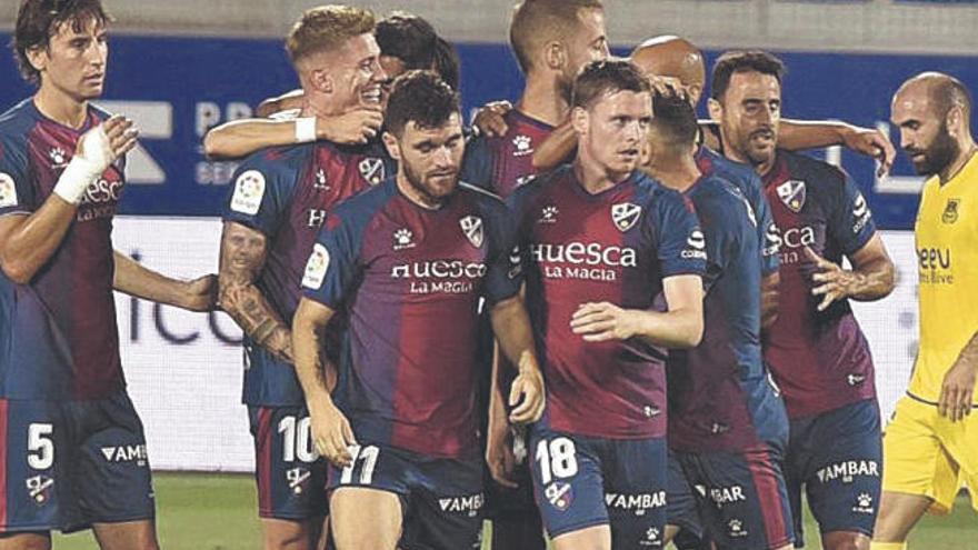 El tinerfeño Cristo González (10), felicitado por su gol.