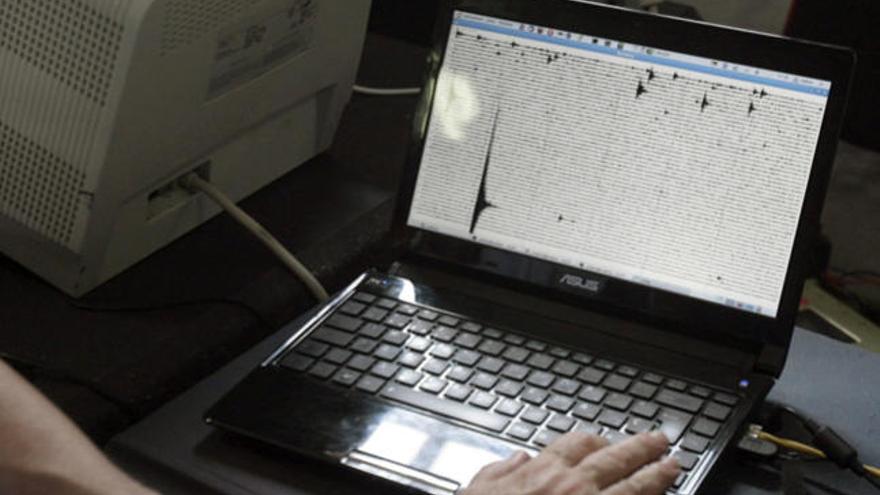 Un ordenador muestra el sismo de 4,3 grados. i CRISTÓBAL GARCÍA /EFE