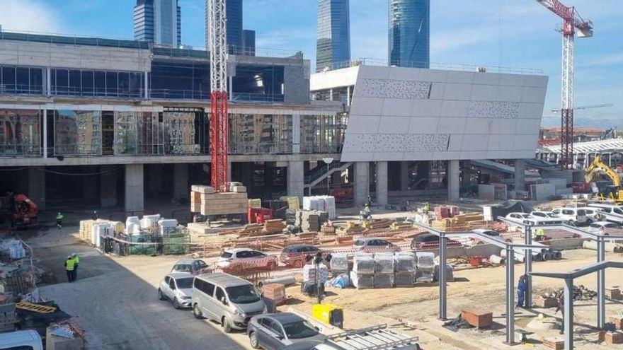 Obras en los exteriores de Chamartín, ayer.