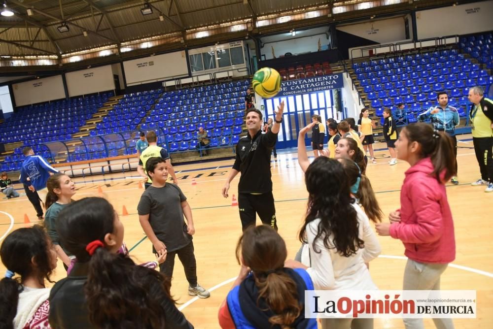 Encuentro de escolares con los jugadores del Plást