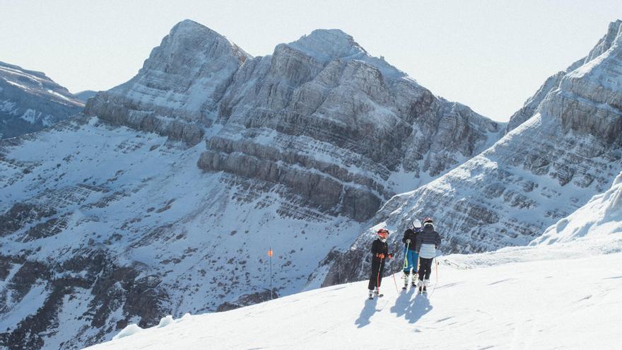 En imágenes | La nieve deja fotos de postal en Candanchú esta Nochebuena