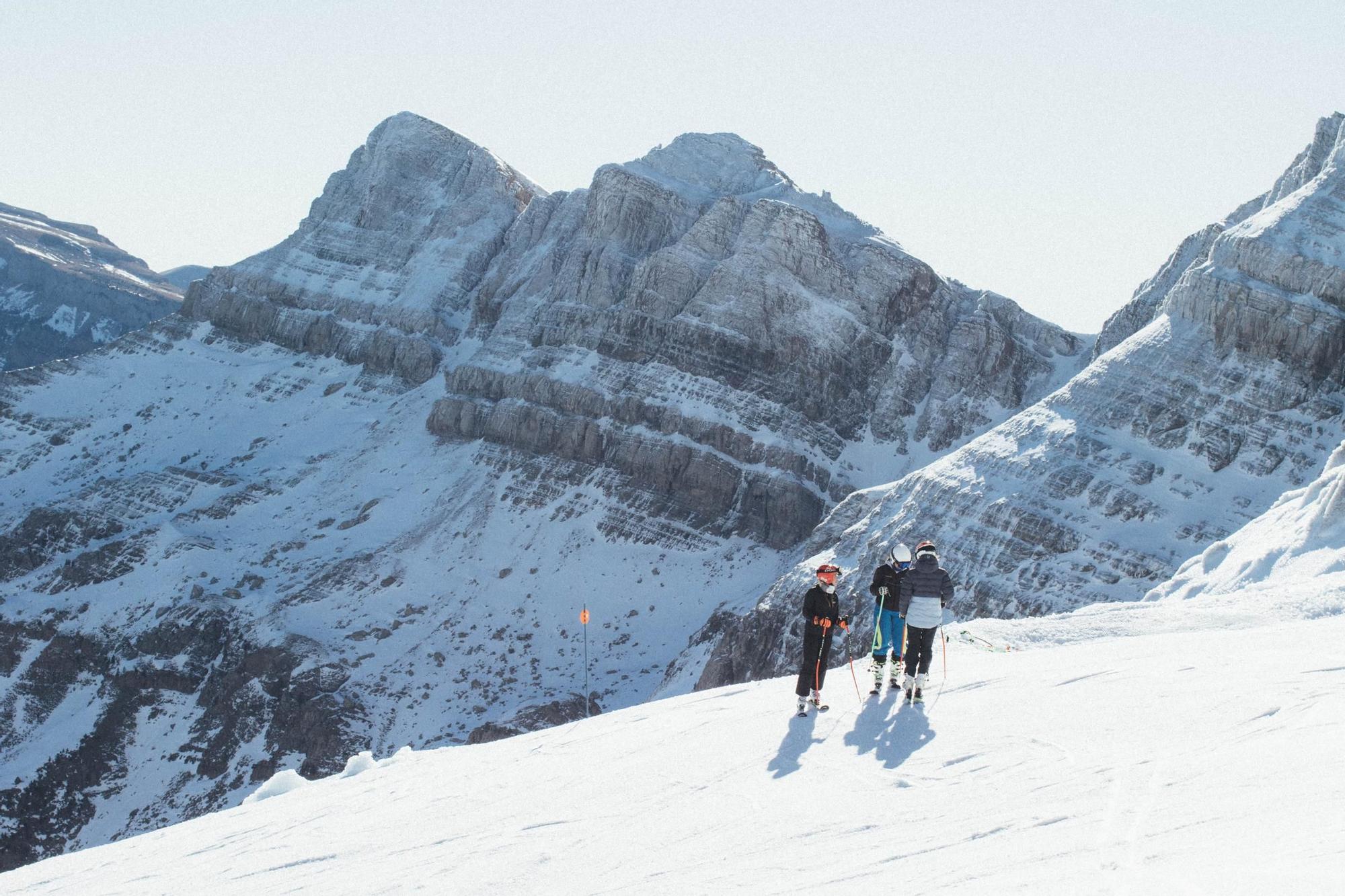 En imágenes | La nieve deja imágenes de postal en Candanchú esta Nochebuena