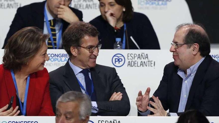 Feijóo, agradecido porque &quot;un ave de Galicia esté en el logotipo del PP&quot;  |  El líder del PPdeG, Alberto Núñez Feijóo, restó ayer importancia a que el Partido Popular deje de ser el partido de la gaviota, después de 28 años y tal como decidió Manuel Fraga, y pase a ser el partido del charrán, un ave menos conocida y menos abundante que las gaviotas en Galicia. &quot;No vamos a discutir lo que quería pintar el autor; lo importante es lo que piense la gente, eso es lo fundamental. En Galicia hay aves en el mar y estamos muy agradecidos de que un ave de Galicia forme parte del logotipo del PP&quot;, aseguró.